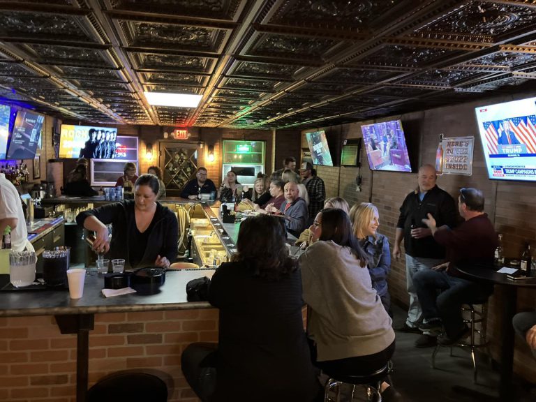 Cardi’s 8th St. Bar & Grill